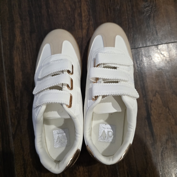 Dolce Vita Womens Sneakers - Picture 2 of 6